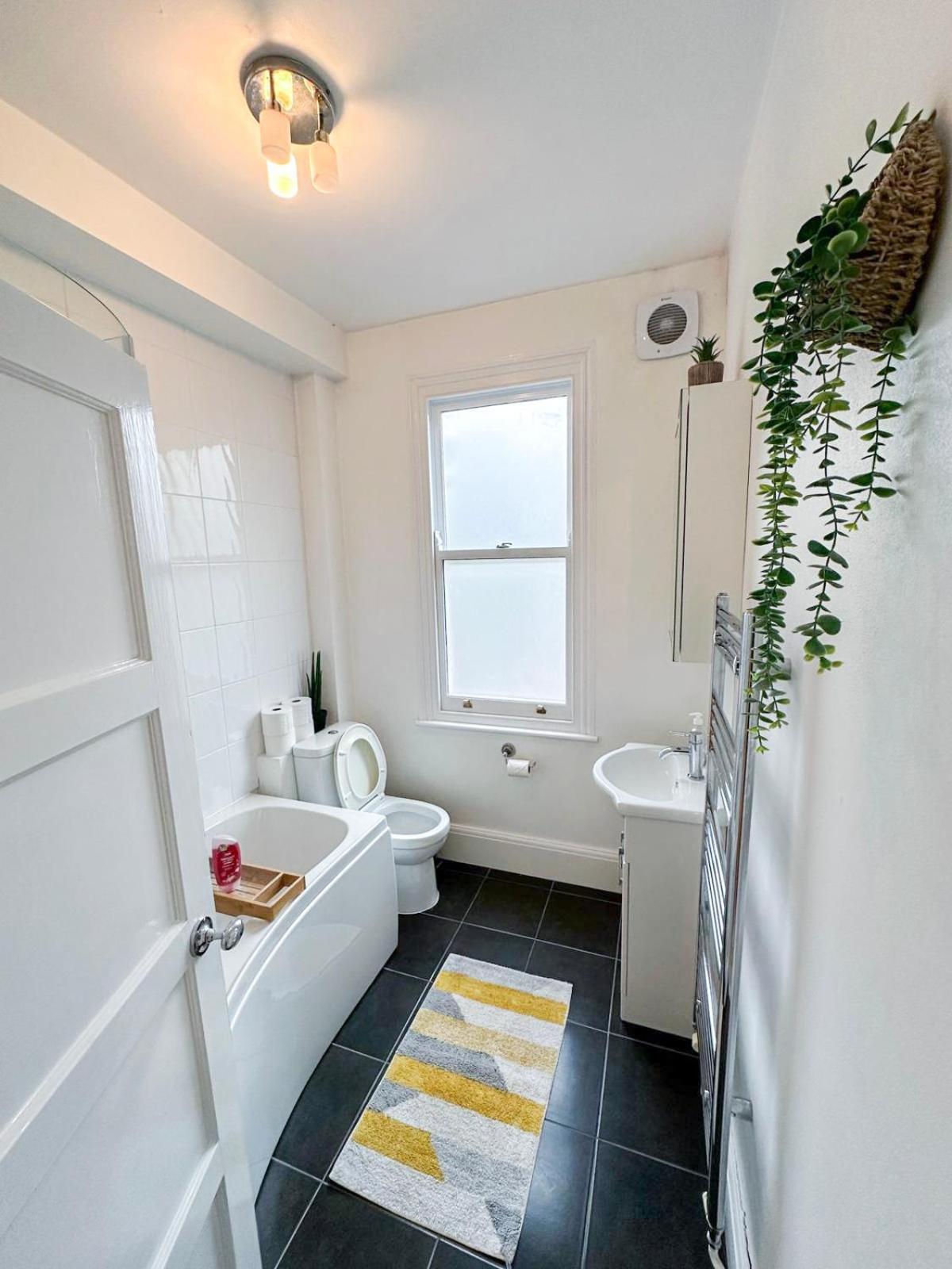 Lovely 3 Bedroom Maisonette With Private Roof Terrace In Hammersmith Londyn Zewnętrze zdjęcie